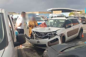 Accidente de tráfico en el parquin del CC El Mirador/TA.